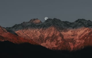 Vue d'une montagne au coucher de soleil.